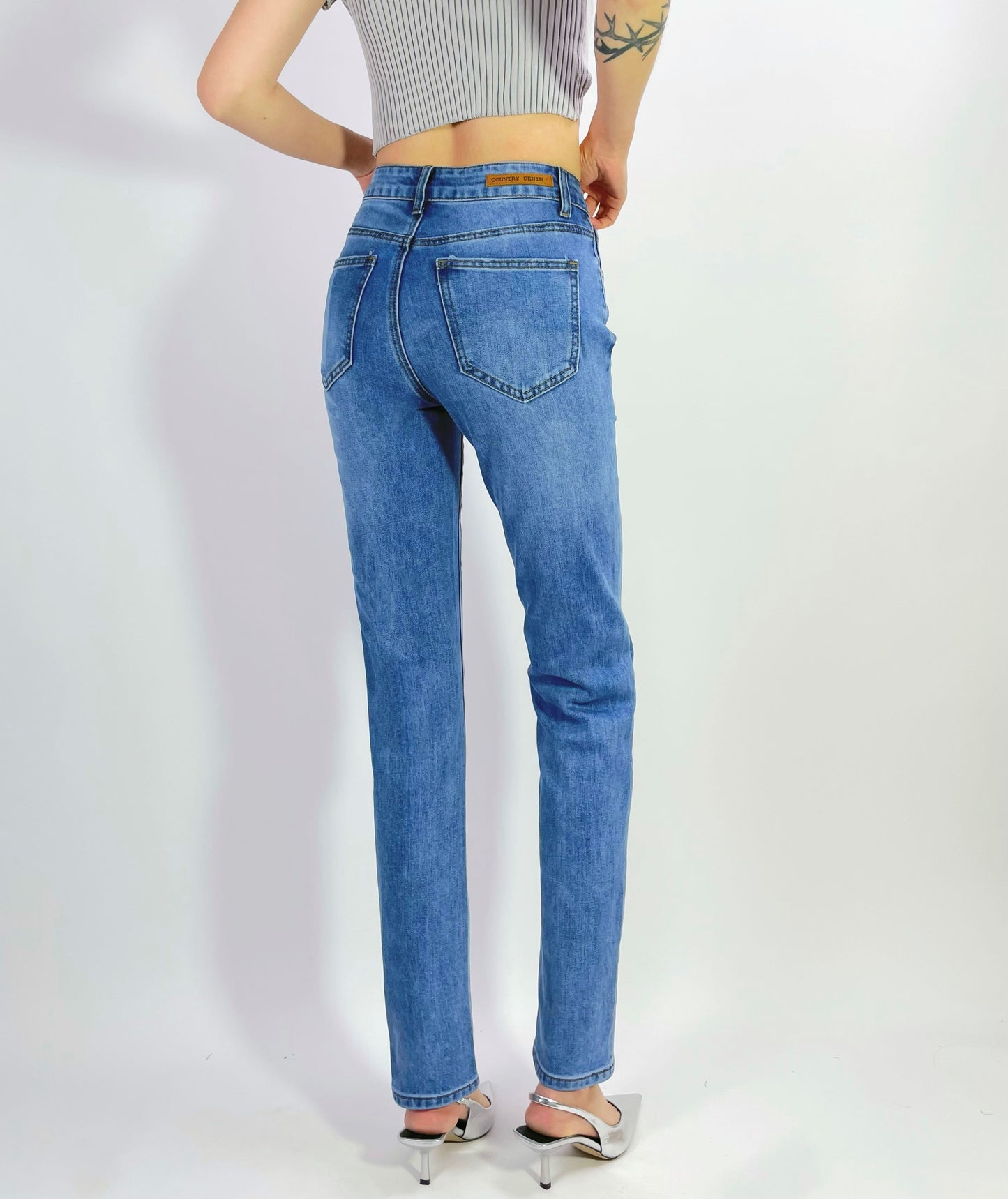 Classic Straight Leg Jeans – Mid Blue
